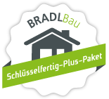 Logo mit einem Haussymbol, dem Text BRADL Bau und einer grünen Fahne - Schlüsselfertige Massivhäuser in Bayern.