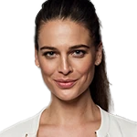 Eva-Maria Bradl (Tochter), mit langen braunen Haaren, weißem Oberteil, leicht lächelnd - strahlt Qualität und Zuversicht aus.
